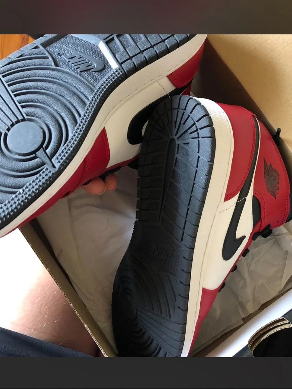 Air Jordan 1 Mid GS ‘Chicago Black Toe’ <3